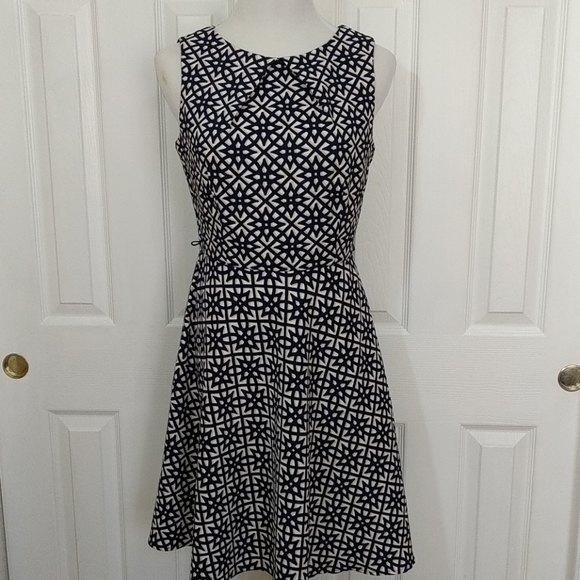 Roz & Ali Dresses & Skirts - Roz & Ali Navy , cream and white dress size 10